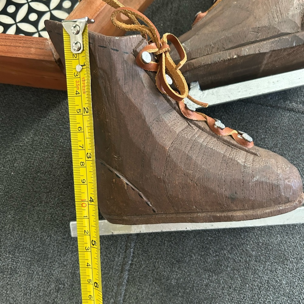 WOOD RUSTIC DISTRESSED Christmas ICE SKATES W/ Raw Hide Ties Holiday Wall Decor - Picture 7 of 9